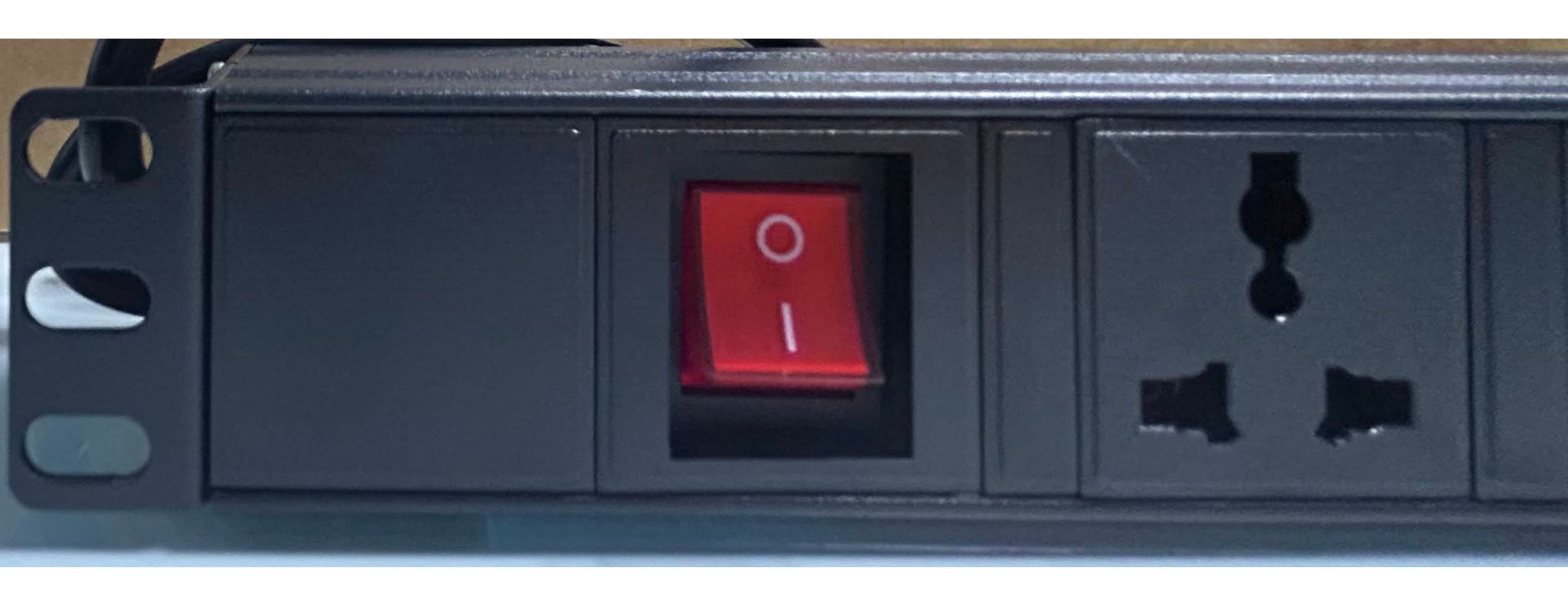 PDU 6-Way Universal (Black)